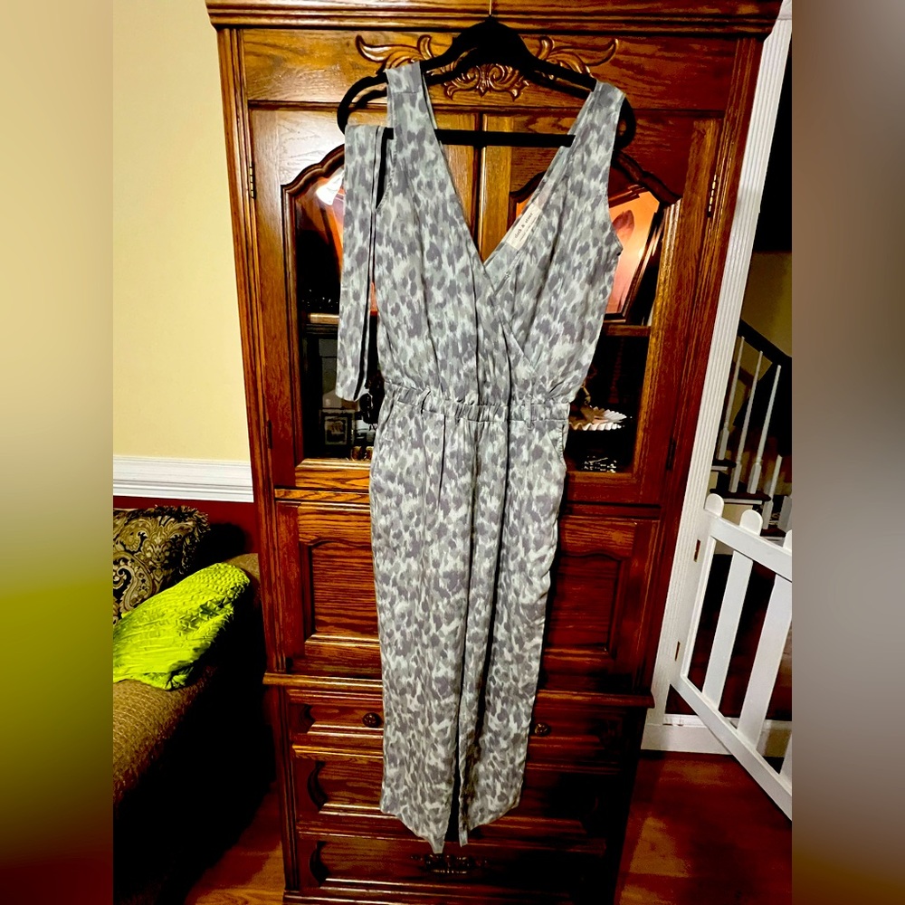 Anthropologie Cloth & Stone women's size S Camo Leopard V-Neck Jumpsuit